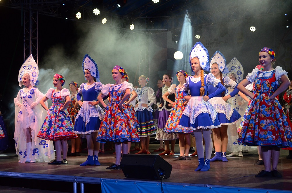Юбилейный фестиваль «Новороссияне» собрал на площади Морского вокзала представителей всех национальных обществ города