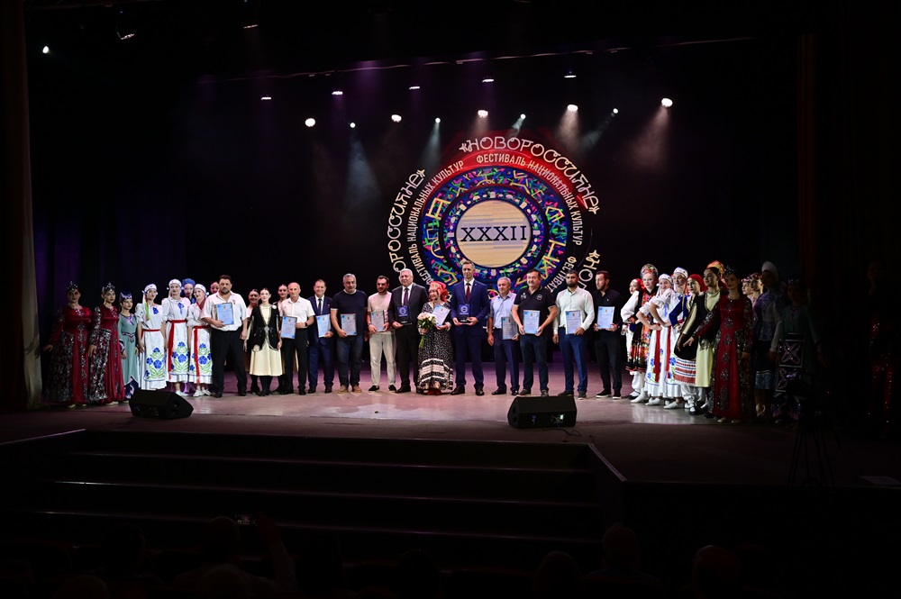 Премьера нового гимна, темпераментные танцы и пронзительные песни, уникальные этнические выставки: 14 сентября в Морском культурном центре гостей встречал XXXII фестиваль национальных культур «Новороссияне»