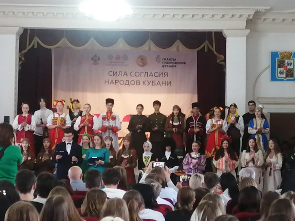 Греческий и осетинский танцевальные коллективы представили Новороссийск на региональном межнациональном фестивале «Дети разных народов - патриоты Кубани!»